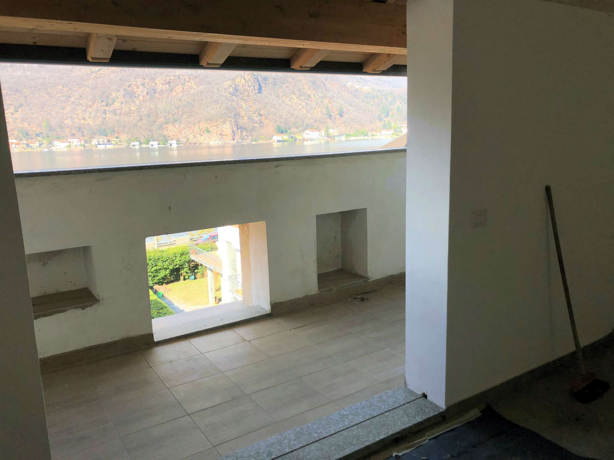 Appartamento PORTO CERESIO vendita    Broccucci Immobiliare