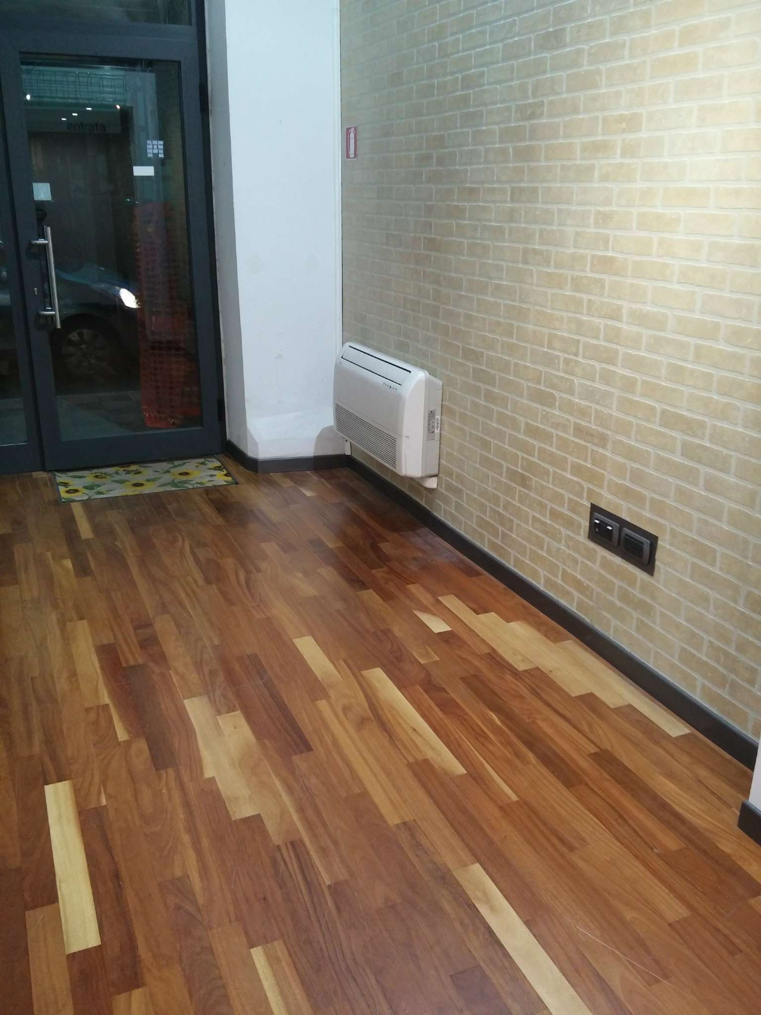 Negozio - Loc.Com. ANCONA vendita  CENTRO STORICO  PIAZZA HOUSE AGENZIA IMMOBILIARE