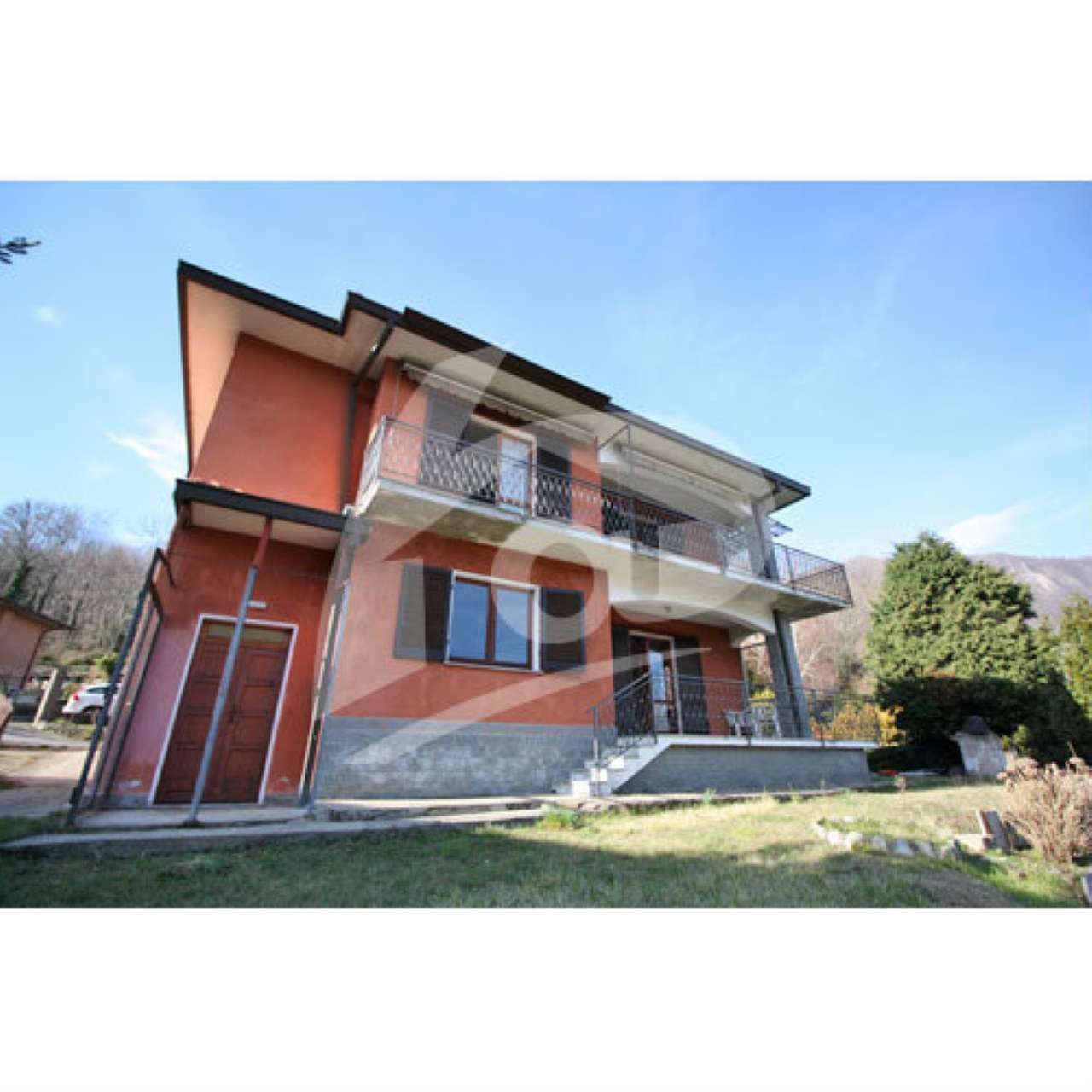 villa laveno-mombello vendita   giusti immobiliare bizar