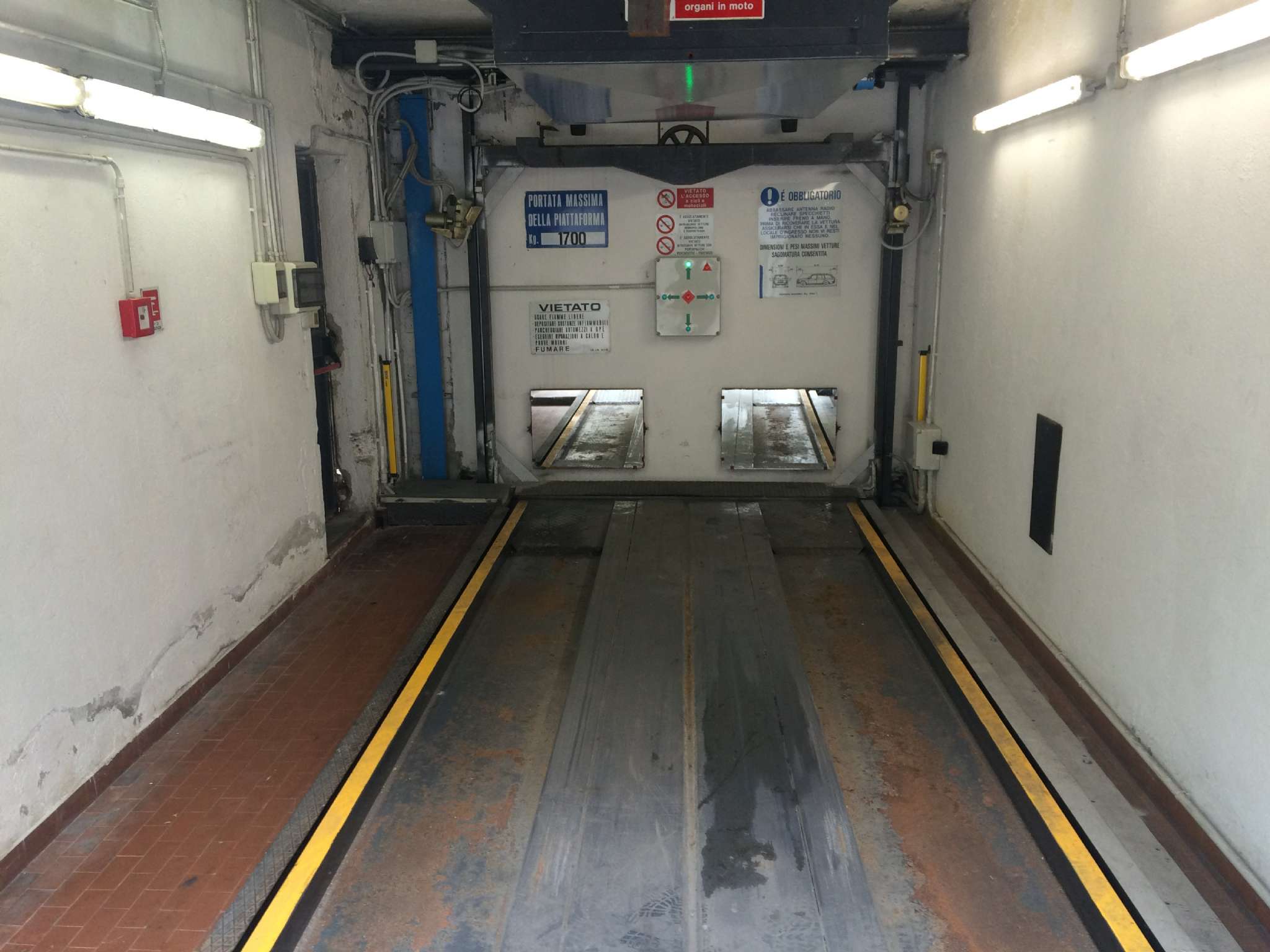 Box auto - Posto auto MILANO affitto  REPUBBLICA  MILANO CASE