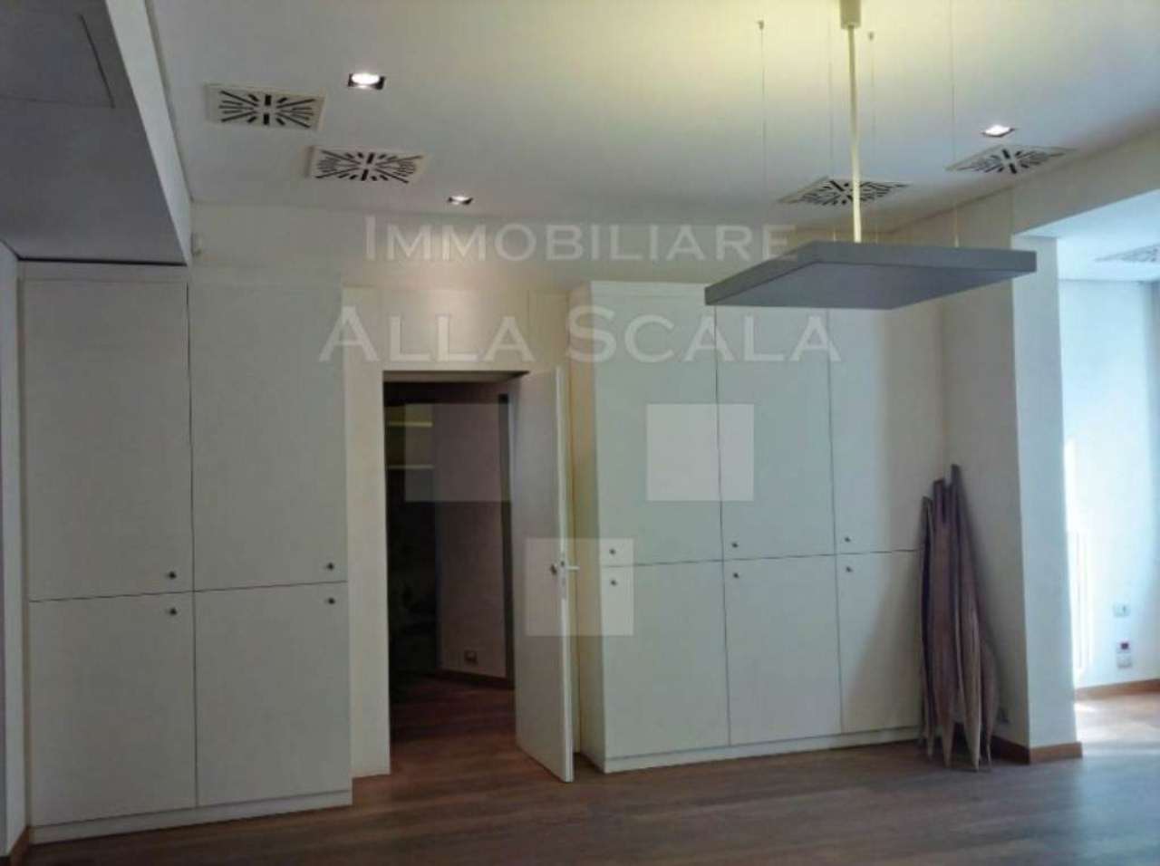 Ufficio - Loc.Com. MILANO affitto  CENTRO STORICO Cesare Battisti Immobiliare Alla Scala srl