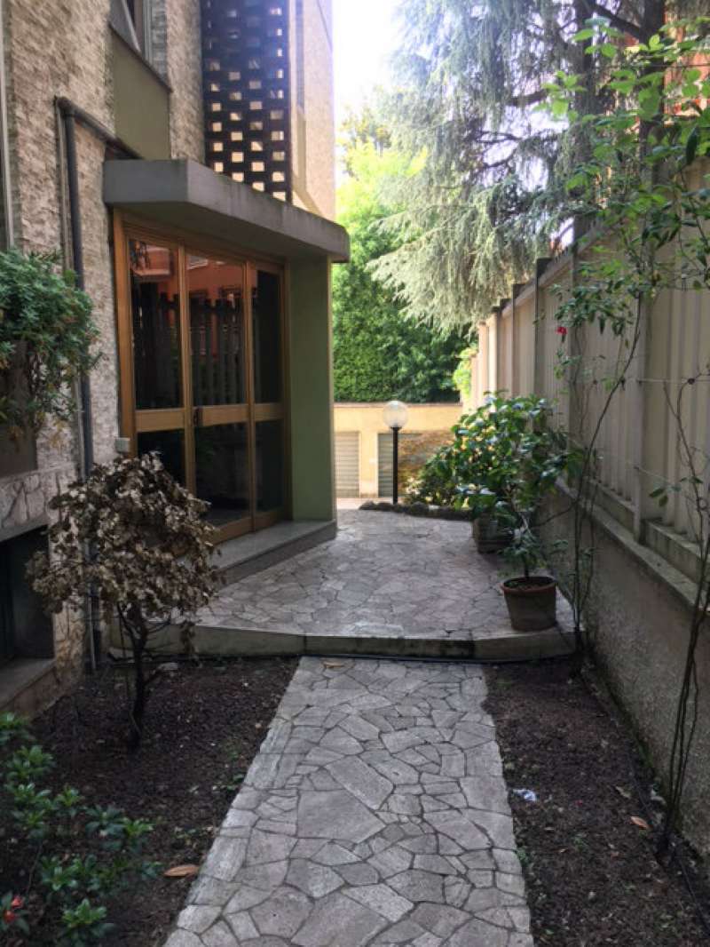 Show Room MILANO vendita  MAGGIOLINA  AREA DOMUS SNC