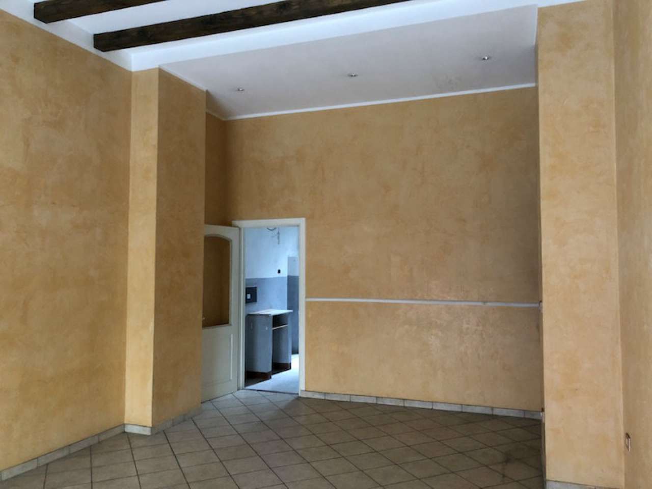 Negozio - Loc.Com. MILANO vendita  REPUBBLICA nino oxilia Habitat Srl - Ag. Porta Romana