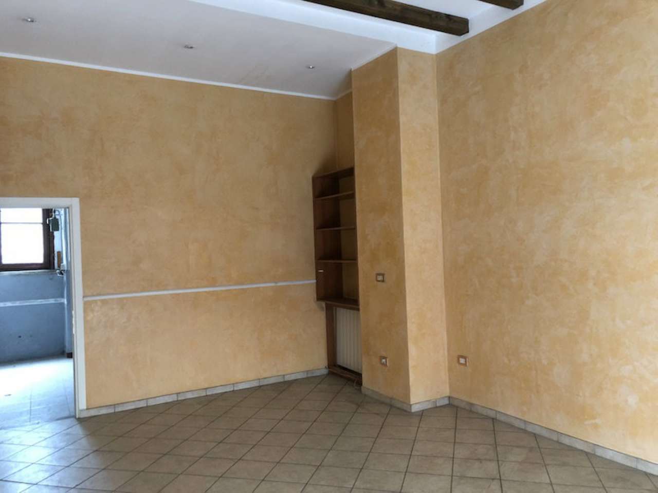 Negozio - Loc.Com. MILANO vendita  REPUBBLICA nino oxilia Habitat Srl - Ag. Porta Romana