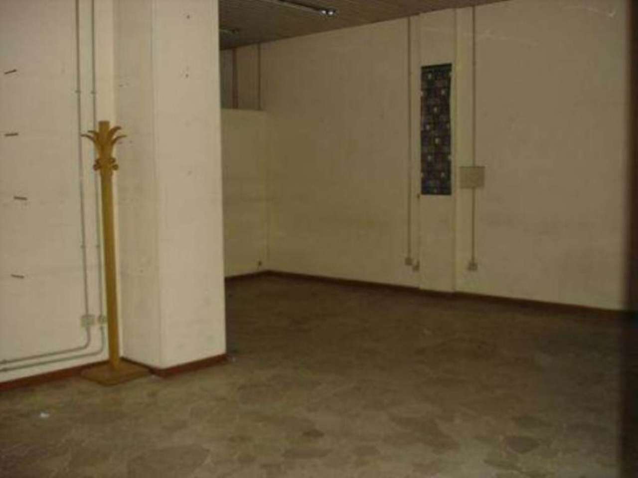 Negozio - Loc.Com. MILANO vendita  CHIESA ROSSA Breno Promedia Case Operazioni Immobiliari