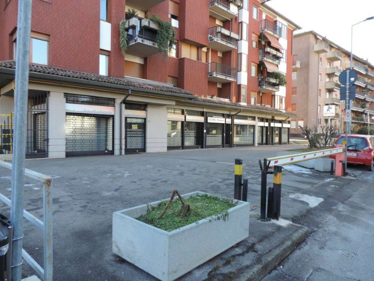Negozio - Loc.Com. BERGAMO affitto   via madonna della neve Rizzetti Immobiliare