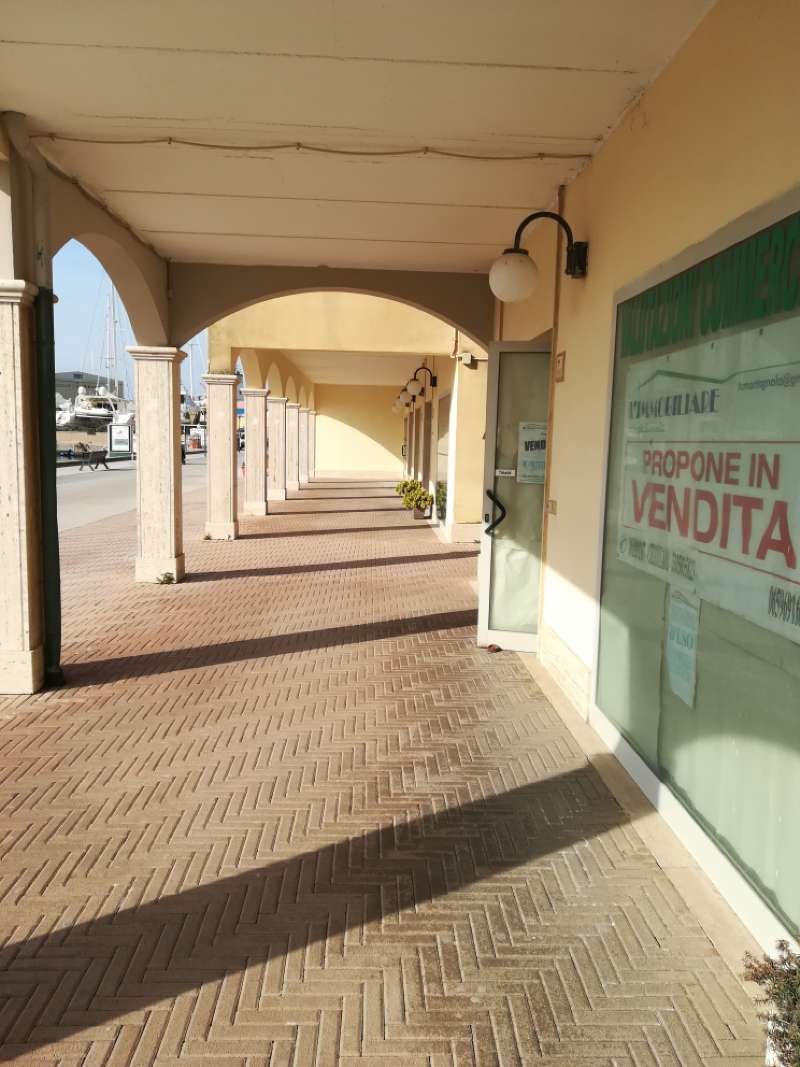 Negozio - Loc.Com. ROMA vendita  LIDO DI OSTIA LEVANTE lungomare duca degli abruzzi L'IMMOBILIARE di Nicola Sommella srls