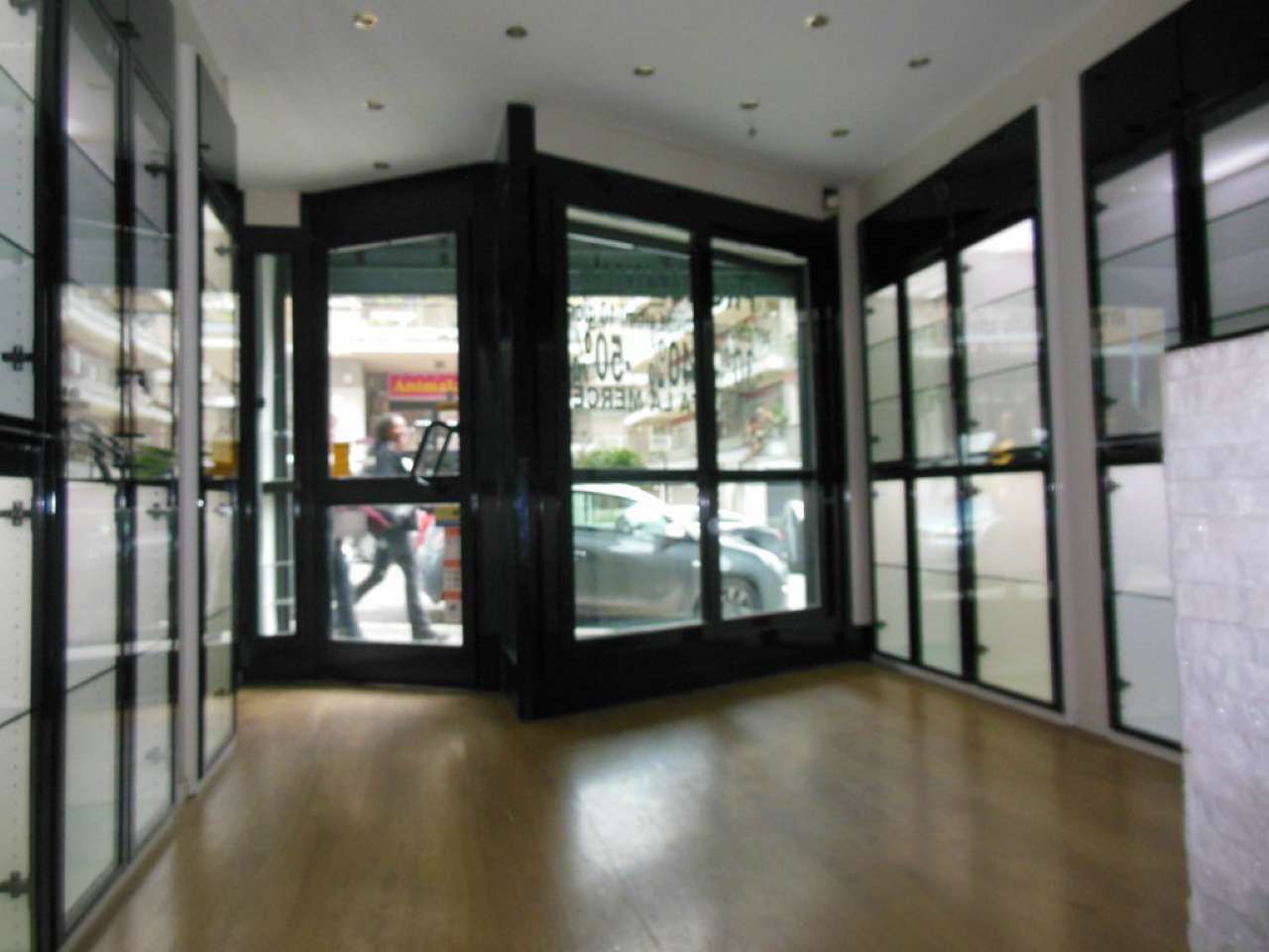 Negozio - Loc.Com. ROMA affitto   via Ugo de Carolis Penthouse Immobiliare Srl