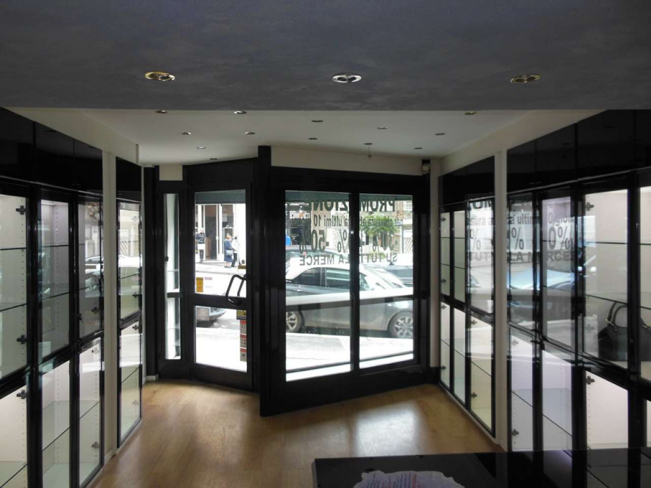 Negozio - Loc.Com. ROMA affitto   via Ugo de Carolis Penthouse Immobiliare Srl