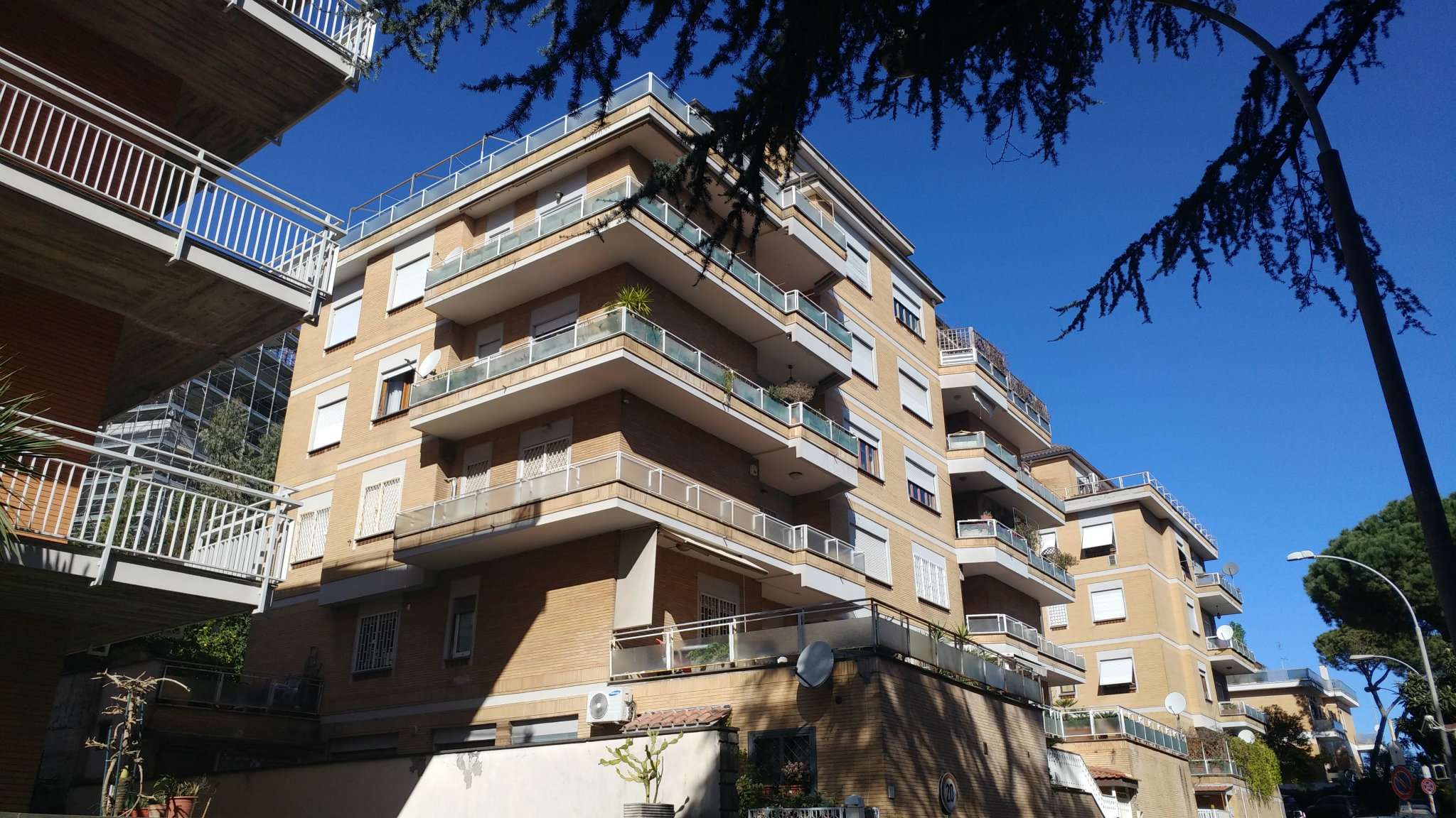  roma vendita quart:  uno holding