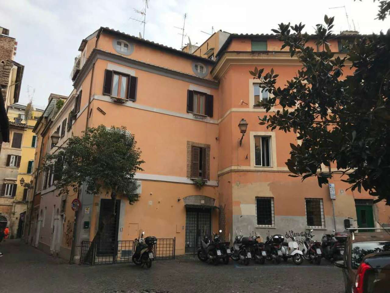  roma vendita quart: trastevere  uno holding