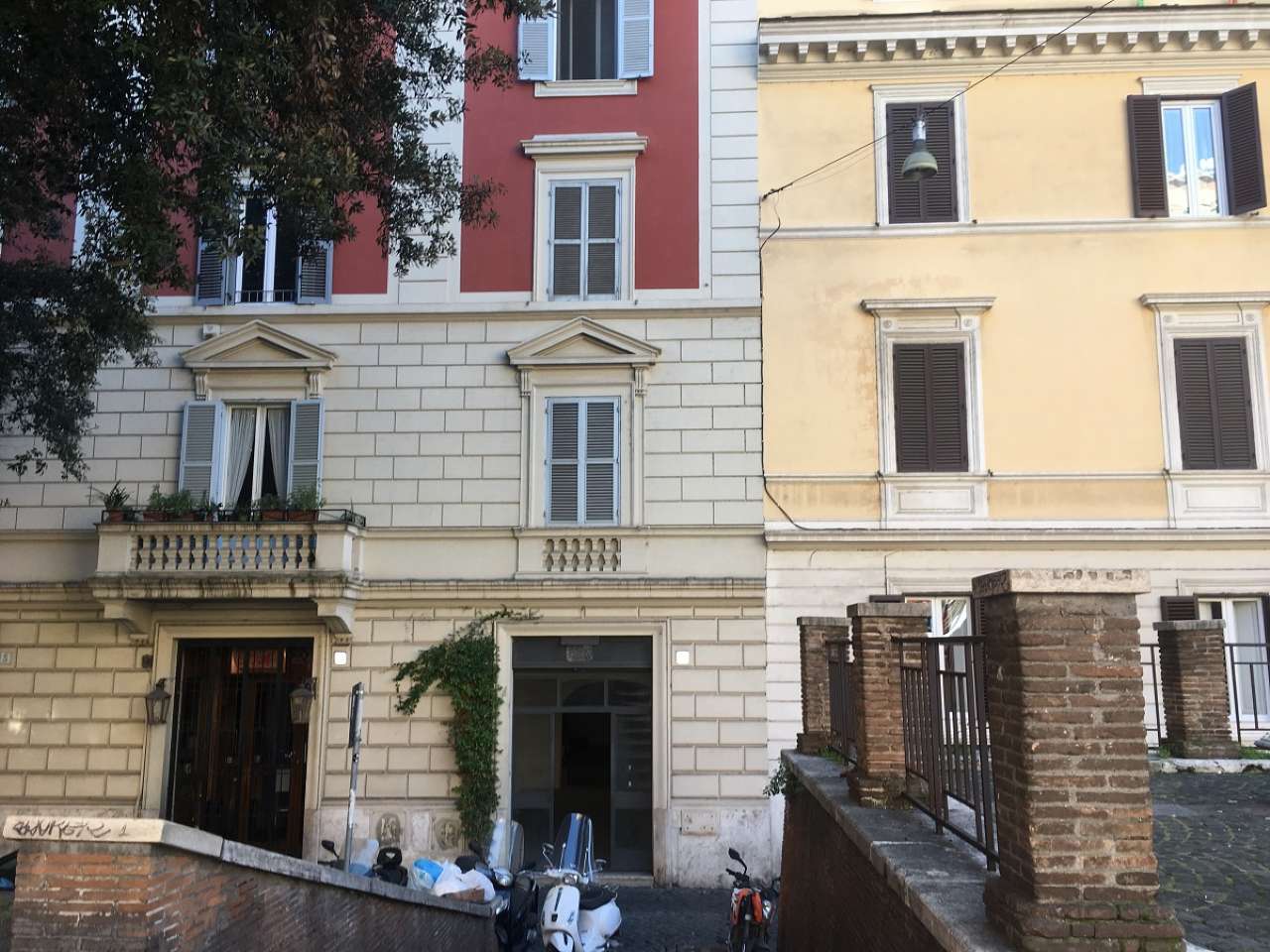 Negozio - Loc.Com. ROMA vendita  BORGO  Piazza Amerigo Capponi CasaRoma Immobili s.r.l.s.