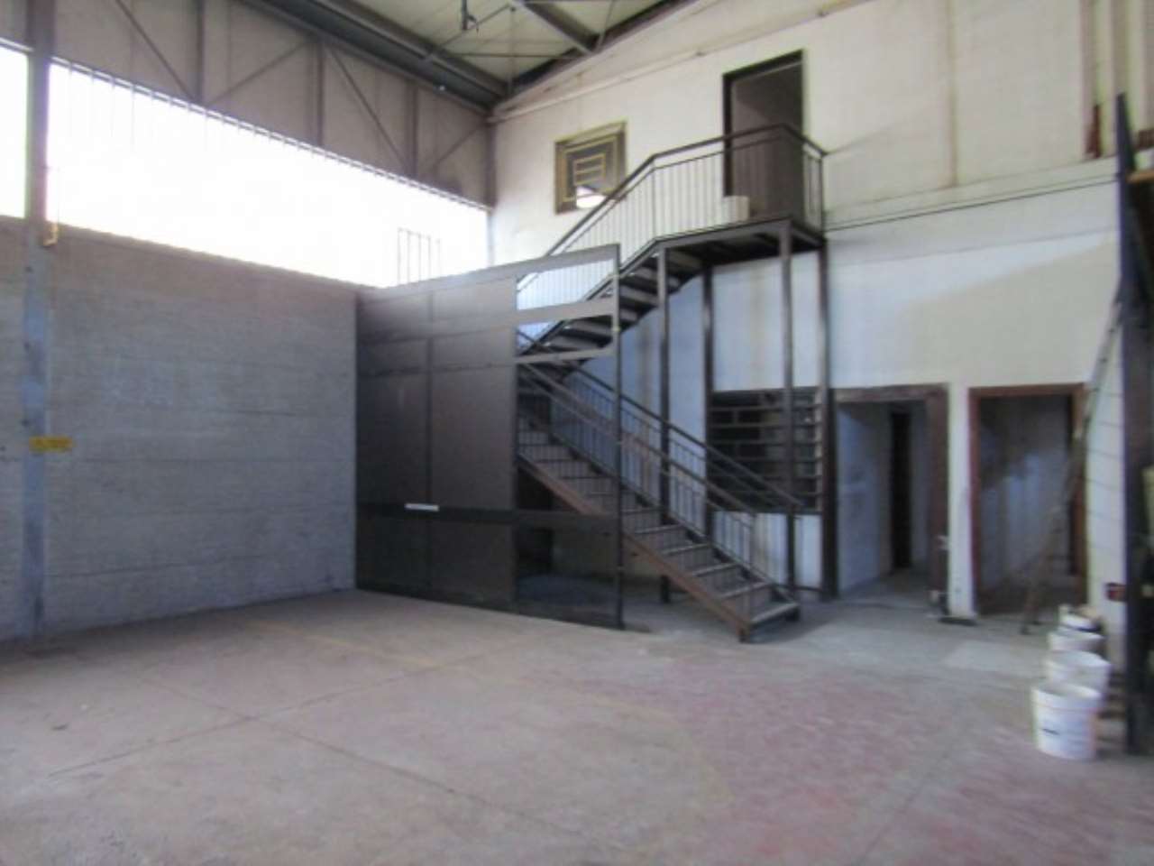 Capannone in Affitto