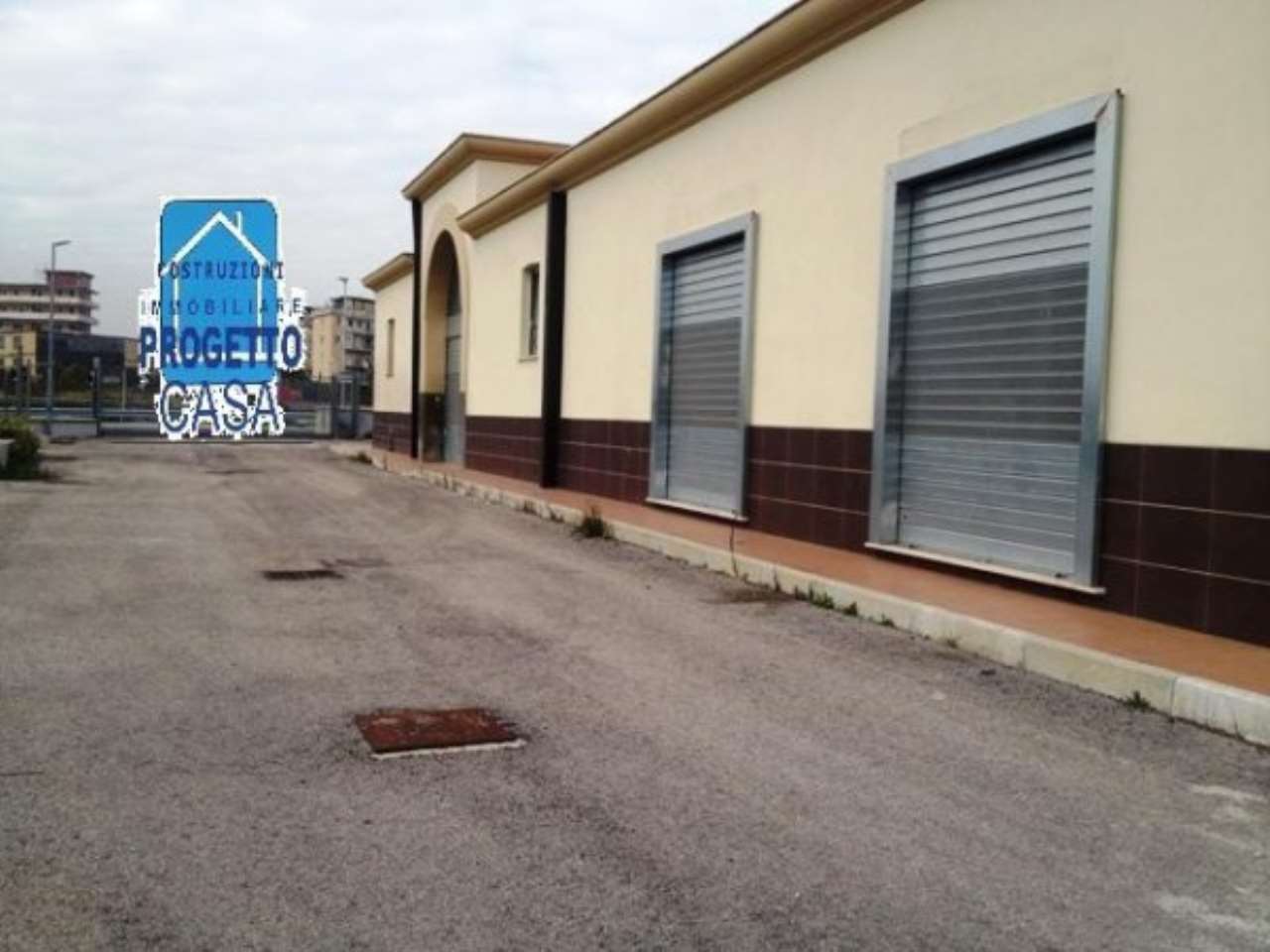 Capannone in Affitto