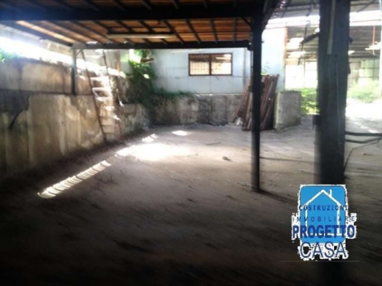 Magazzino in Vendita