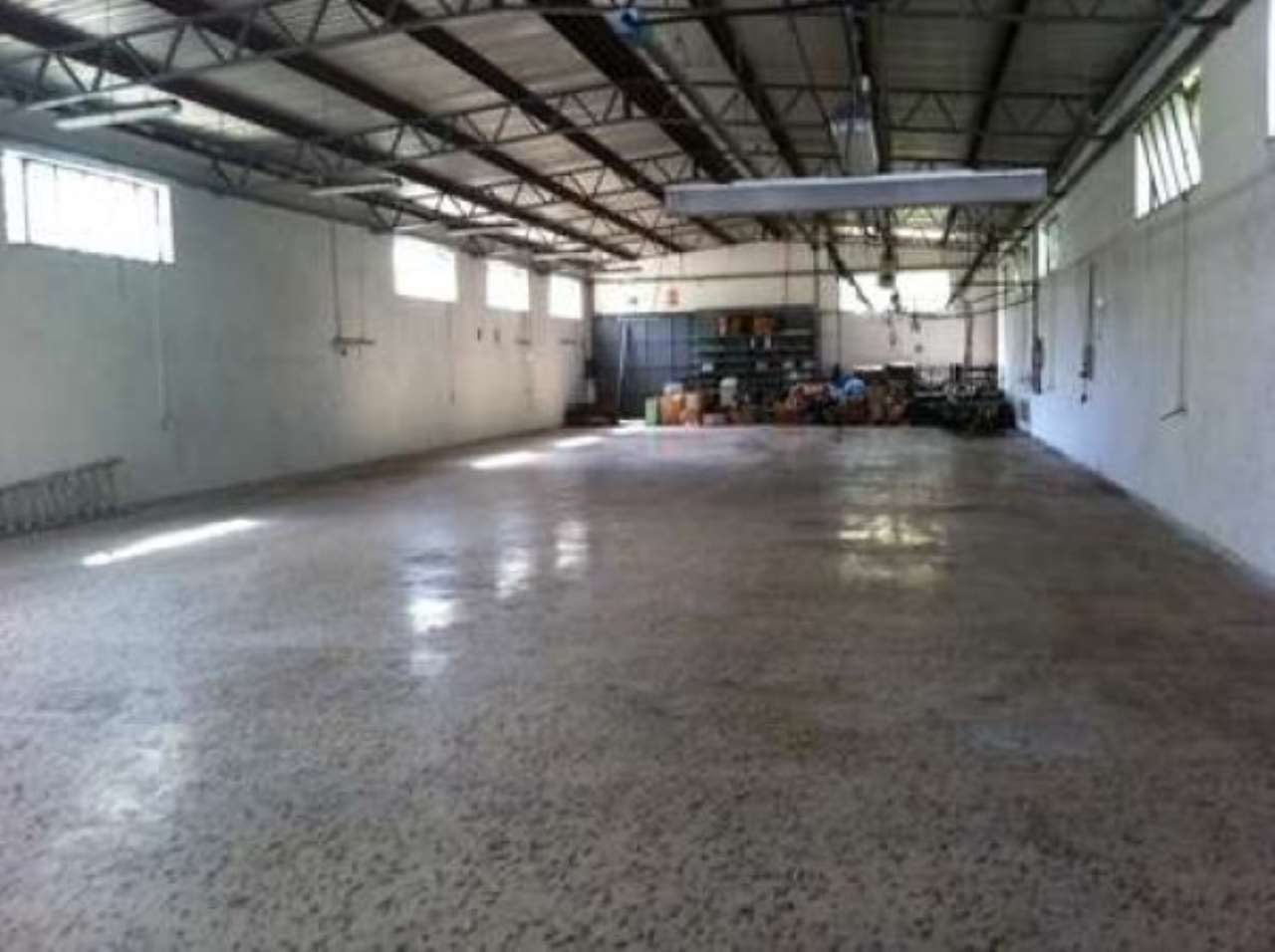 Capannone in Affitto