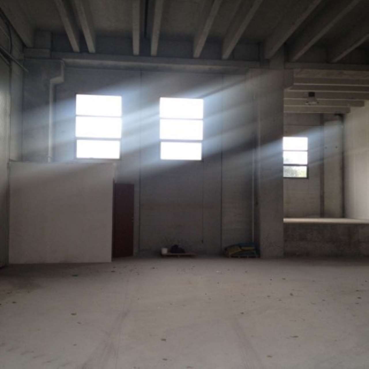 Capannone in Affitto