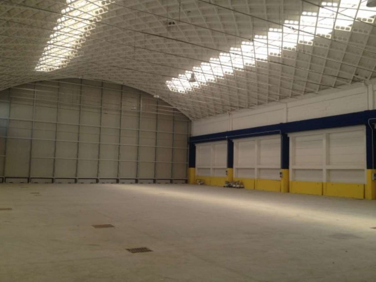 Capannone in Affitto