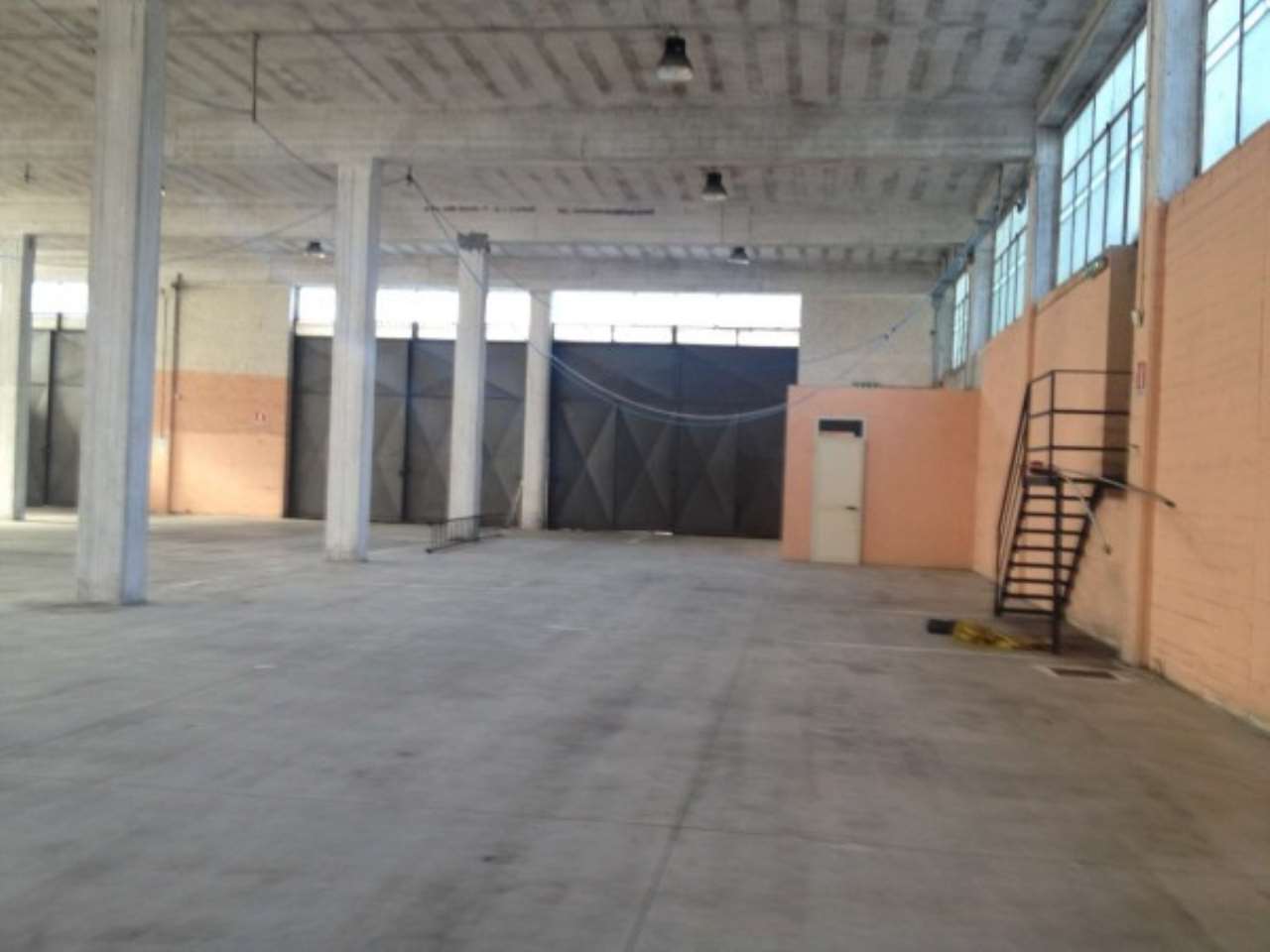 Capannone in Affitto