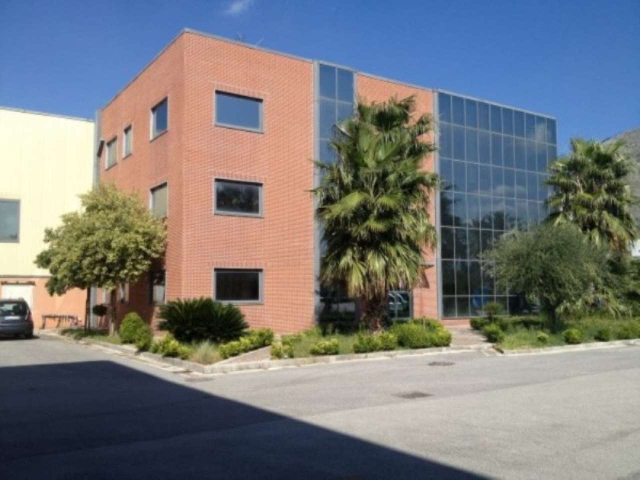 Capannone in Affitto