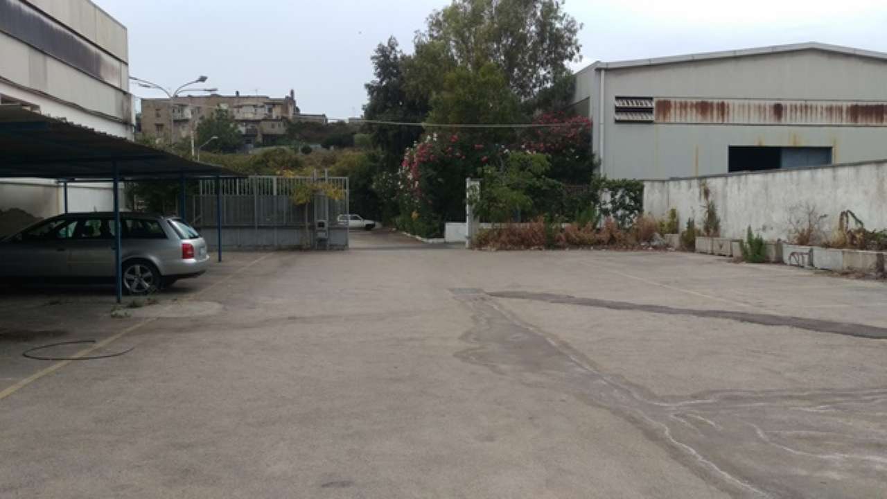 Capannone in Affitto