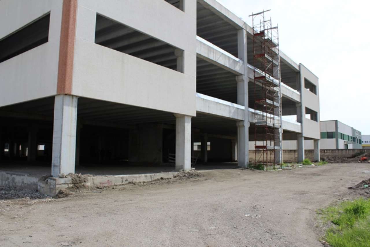 Capannone in Affitto