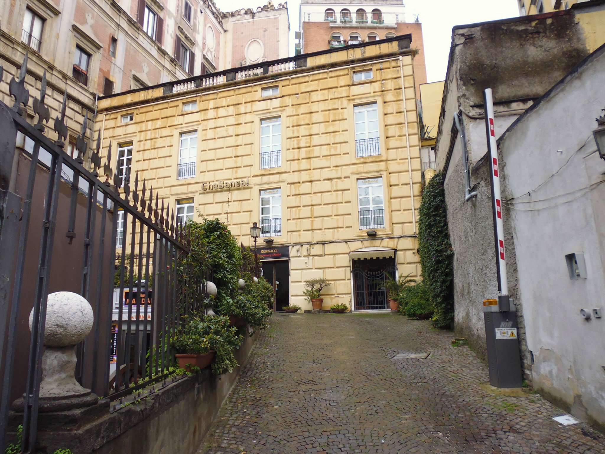  napoli affitto quart: chiaia solemya-re-s.r.l.