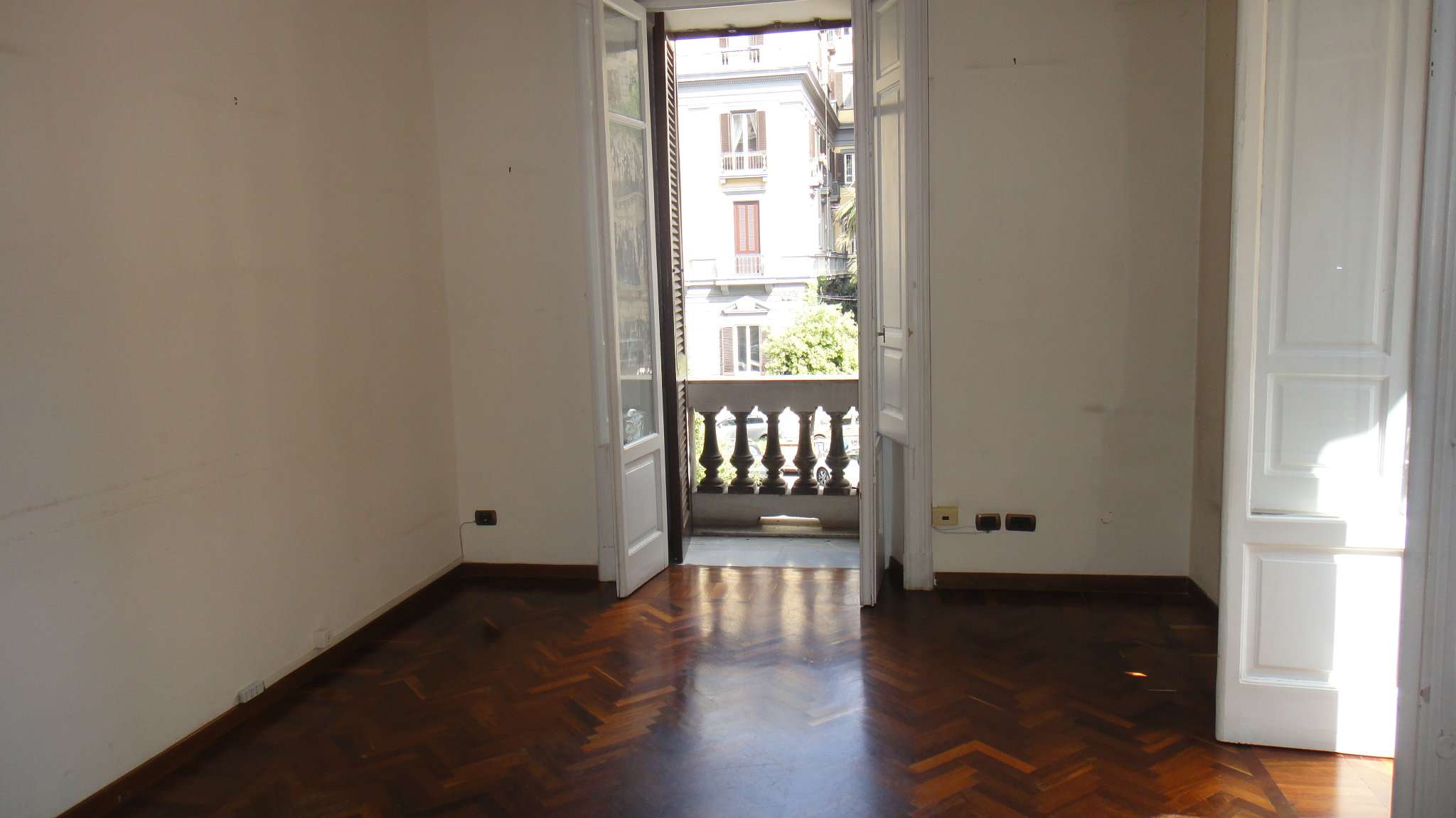  napoli affitto quart: chiaia solemya-re-s.r.l.