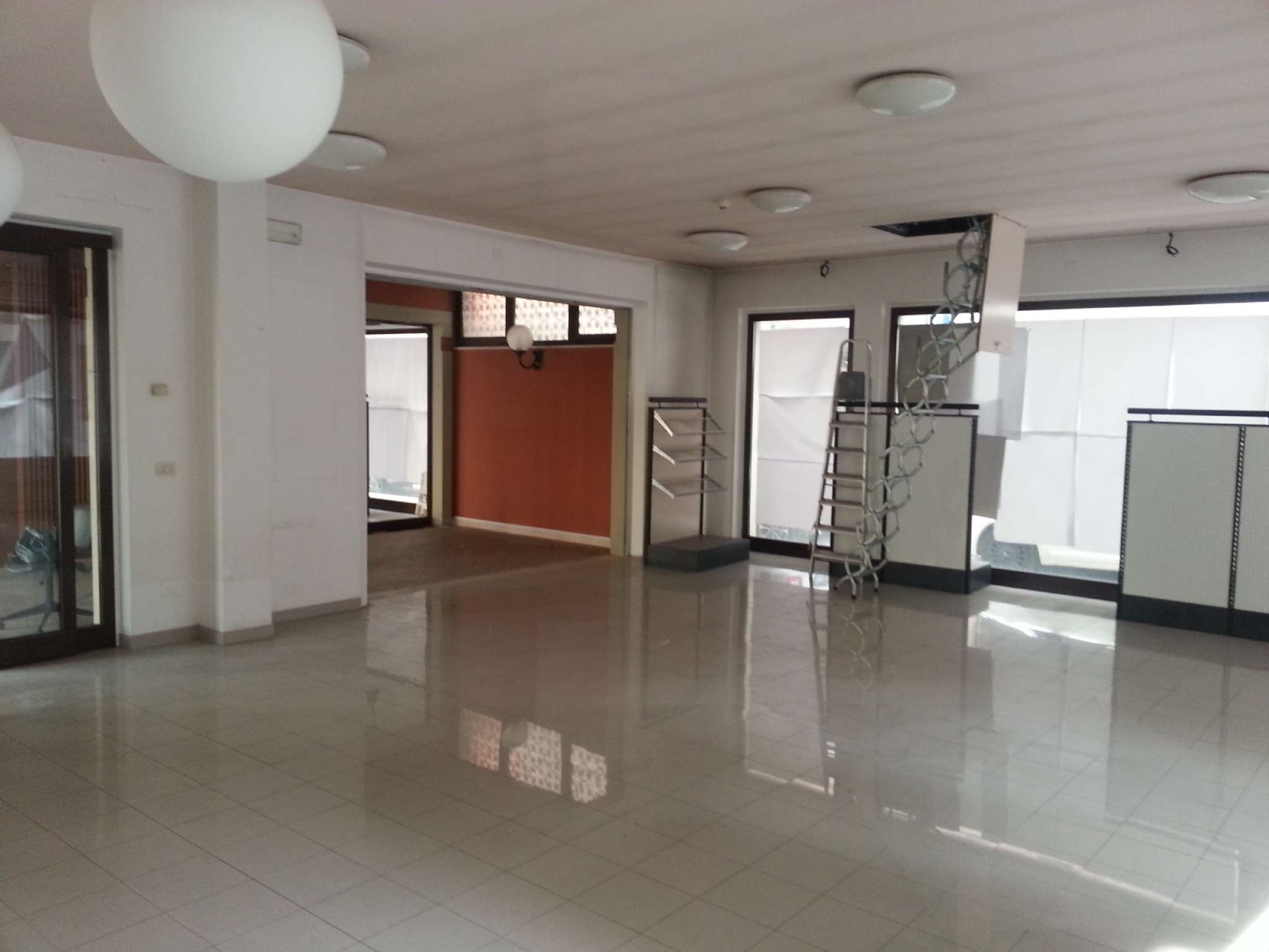 Negozio - Loc.Com. PESCARA affitto   parini Italia Affitti