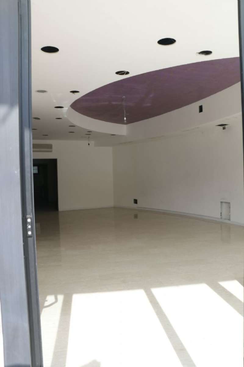 <span class="uc_style_uc_tiles_grid_image_elementor_uc_items_attribute_title" style="color:#ffffff;">Negozio in LOCAZIONE a Montesilvano</span>