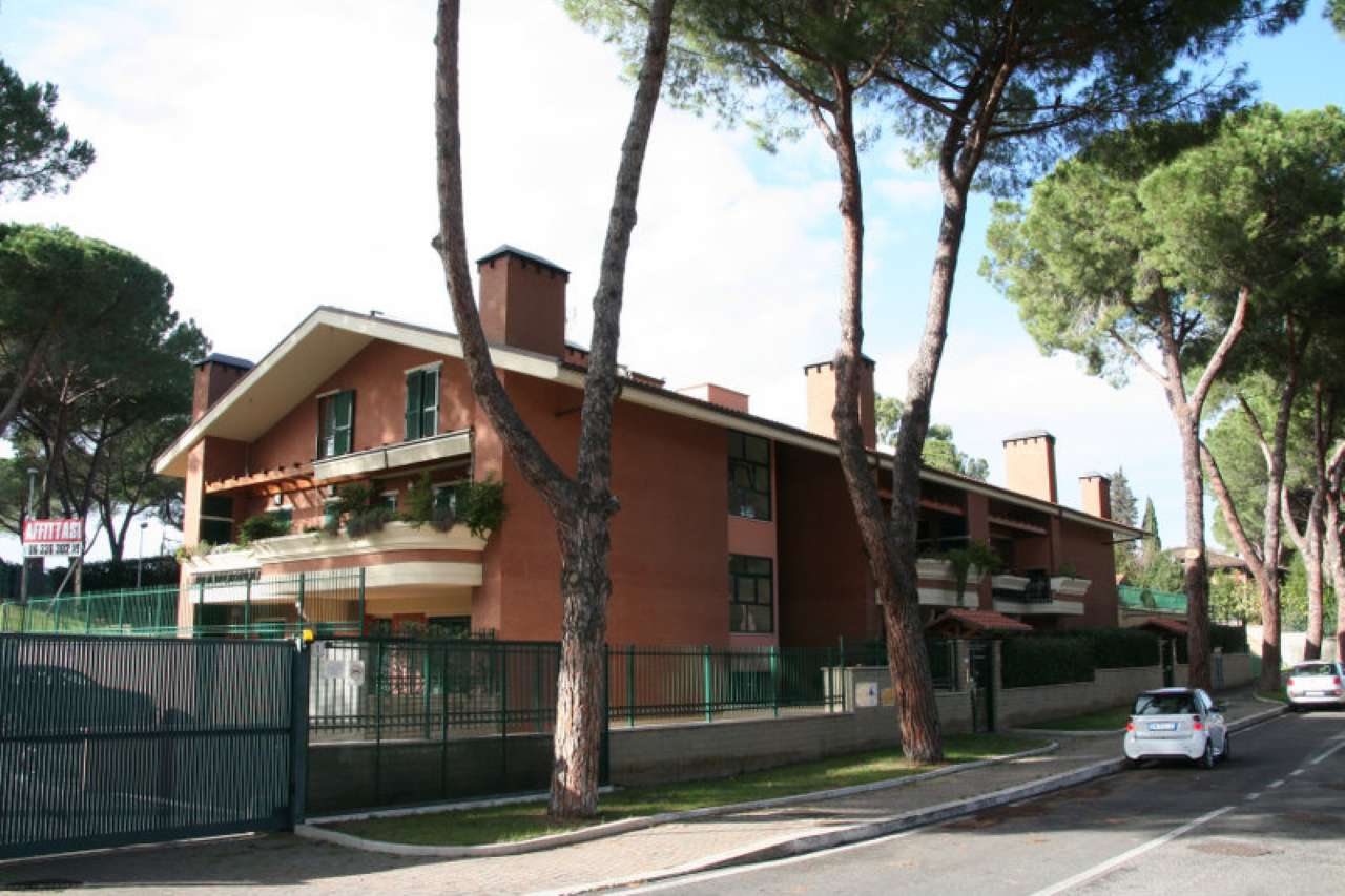 Appartamento ROMA vendita  Cassia flaminia Via di Quarto Peperino CENTROSI SRL