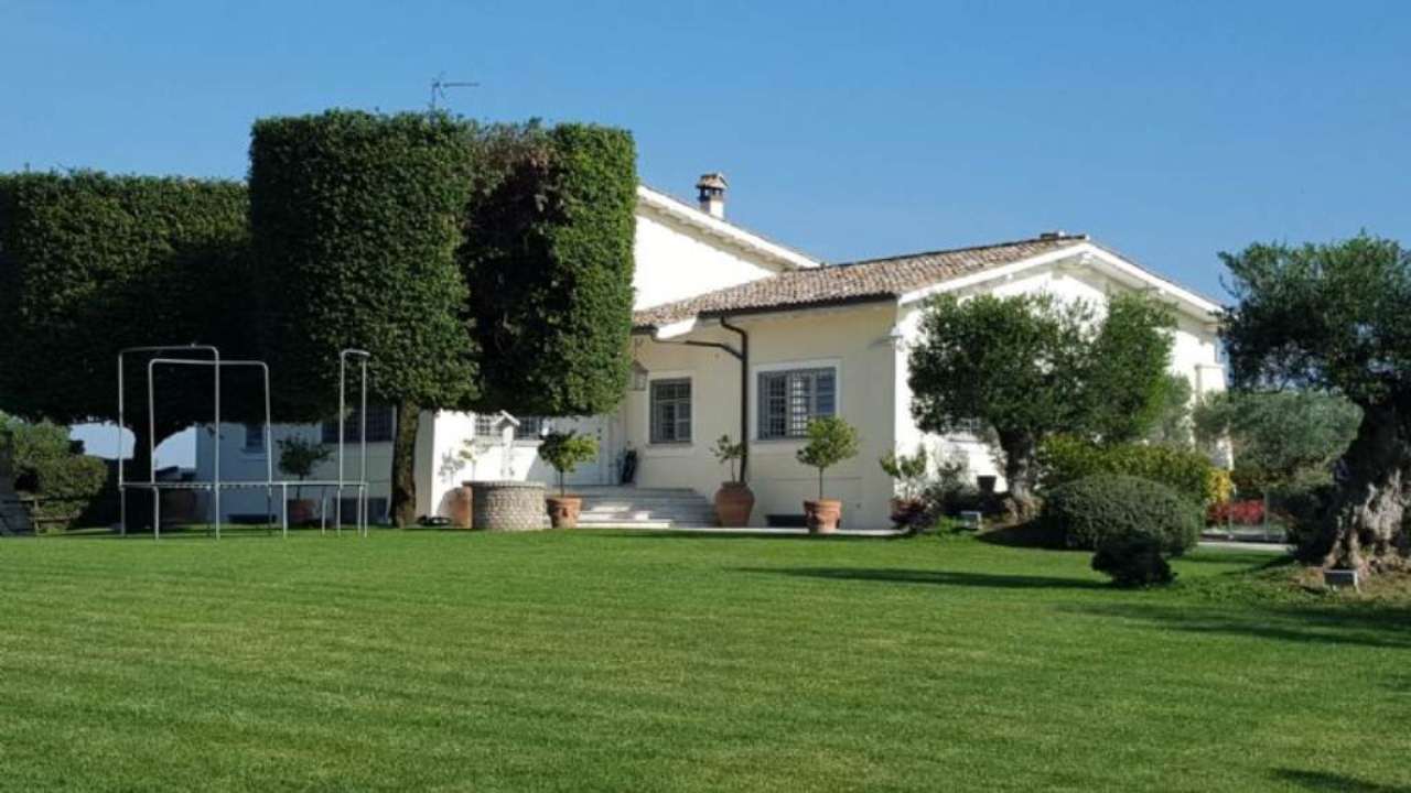 Villa Trifamiliare ROMA vendita  Cassia flaminia della merluzza Ginauri Immobiliare