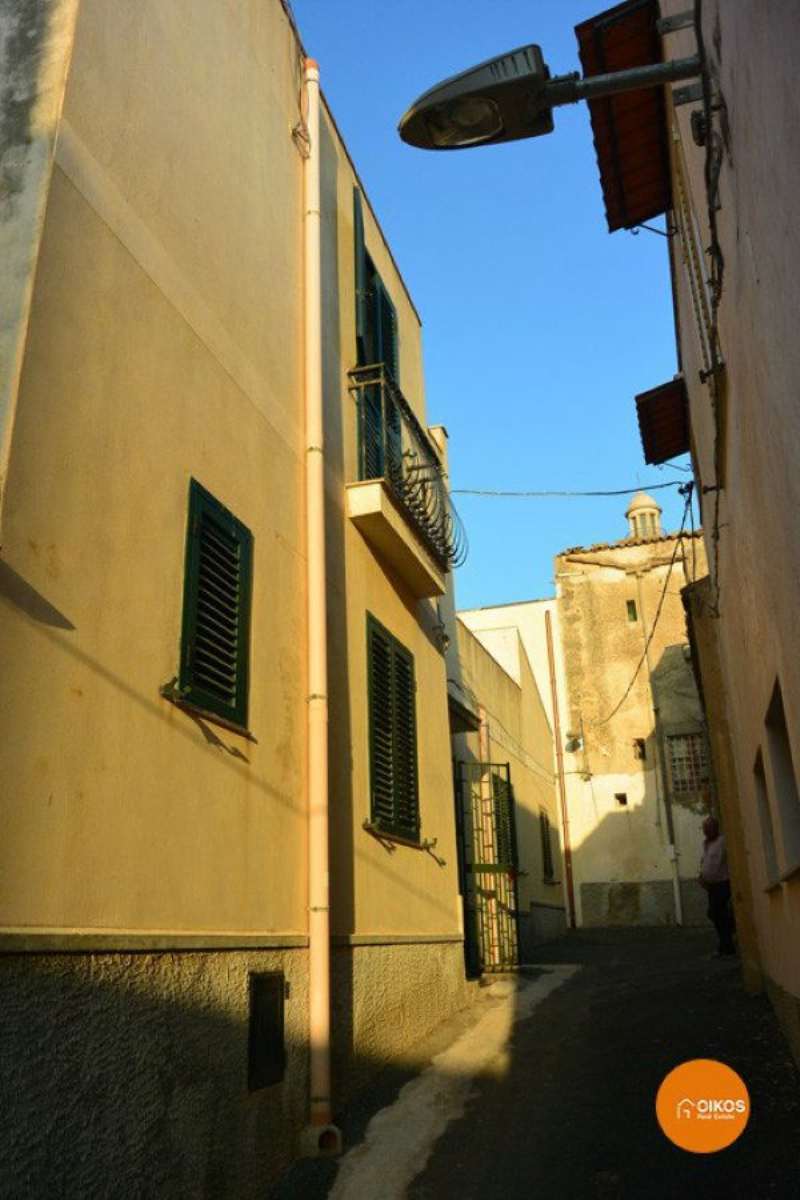 Appartamento NOTO vendita   via G.L. Barbieri Oikos Immobiliare