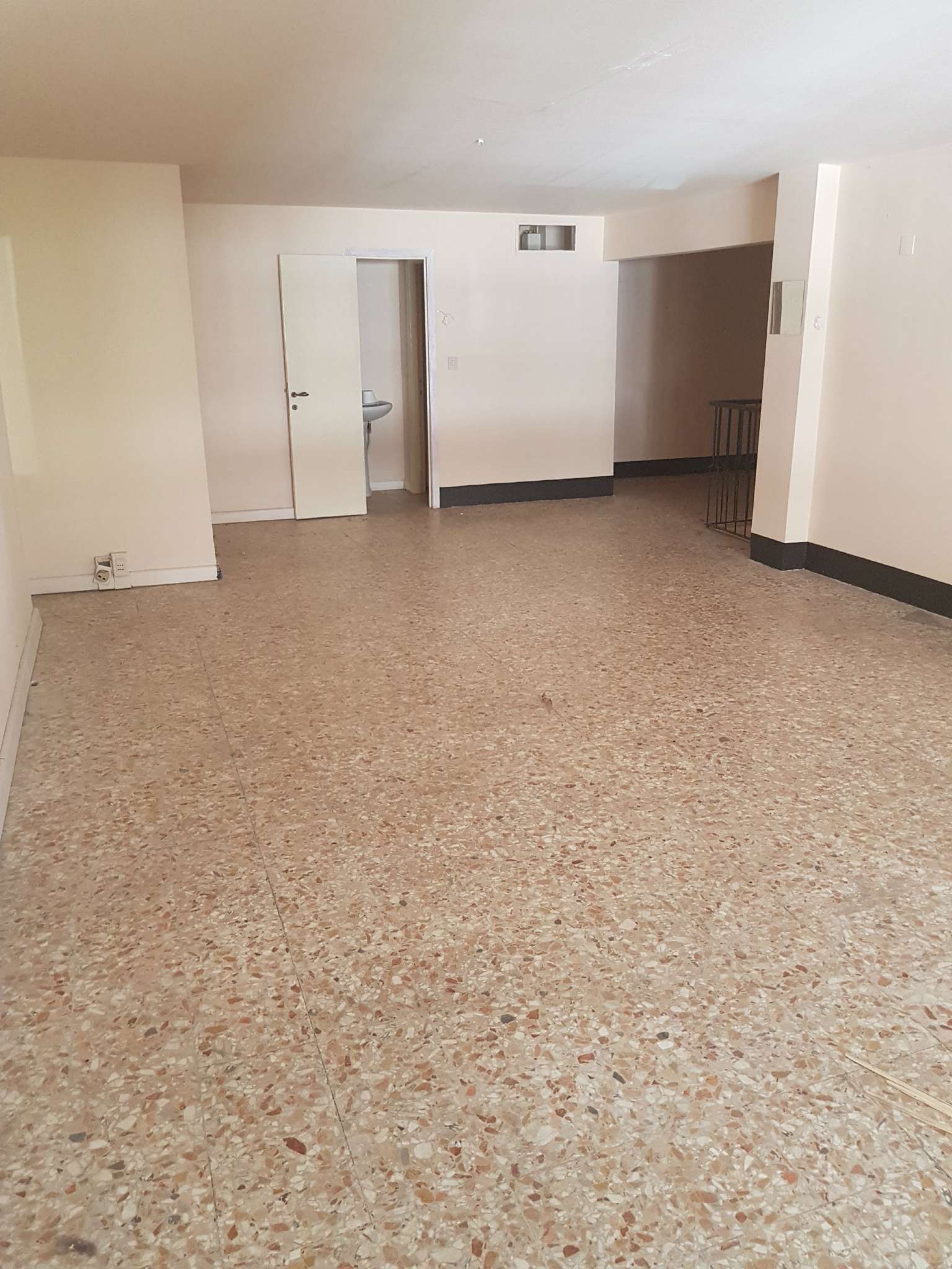 Negozio - Loc.Com. AREZZO affitto   Arno L'angolo Affitti e Vendite