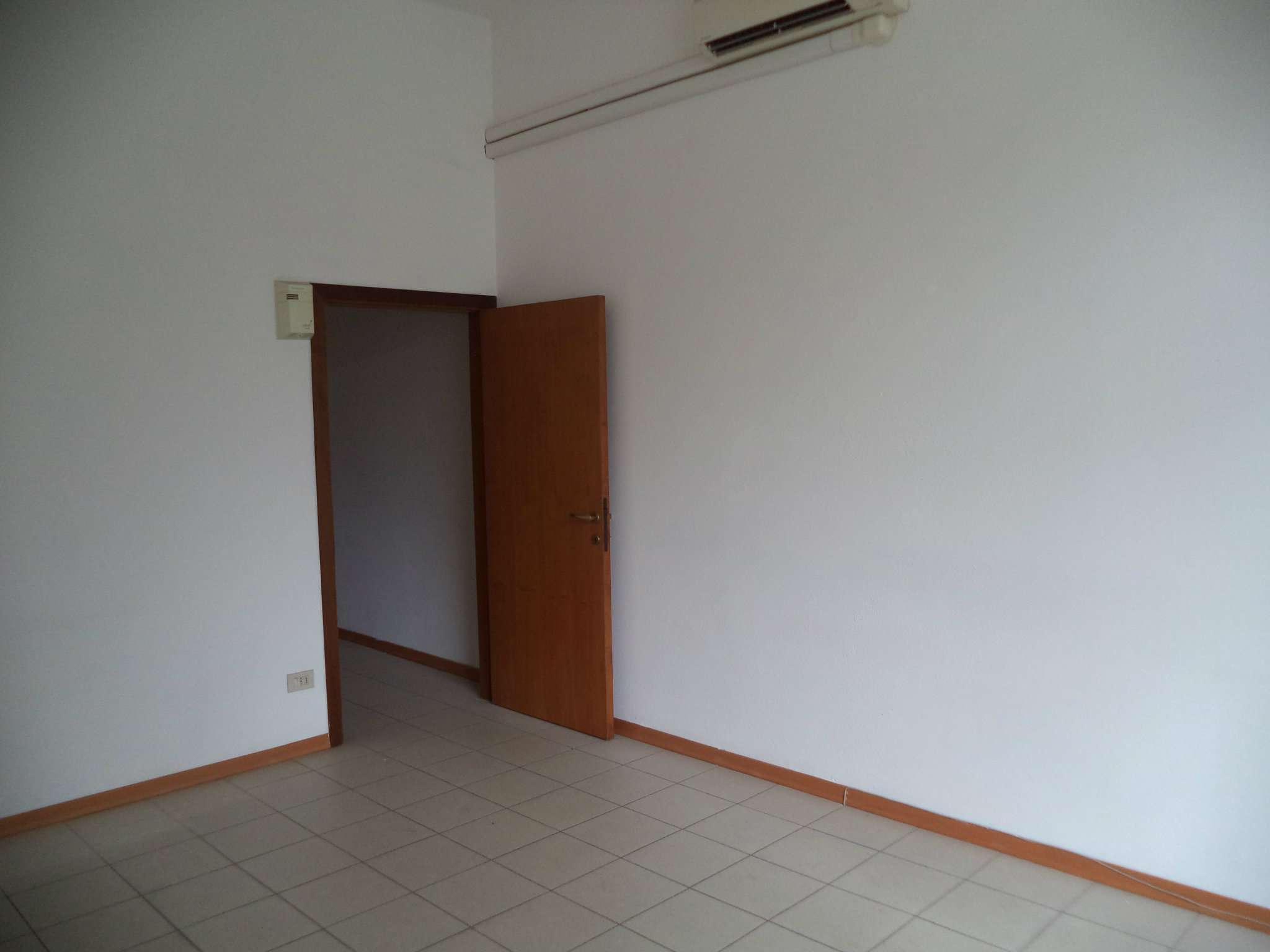 Negozio - Loc.Com. AREZZO affitto   Largo 2 Giugno L'angolo Affitti e Vendite