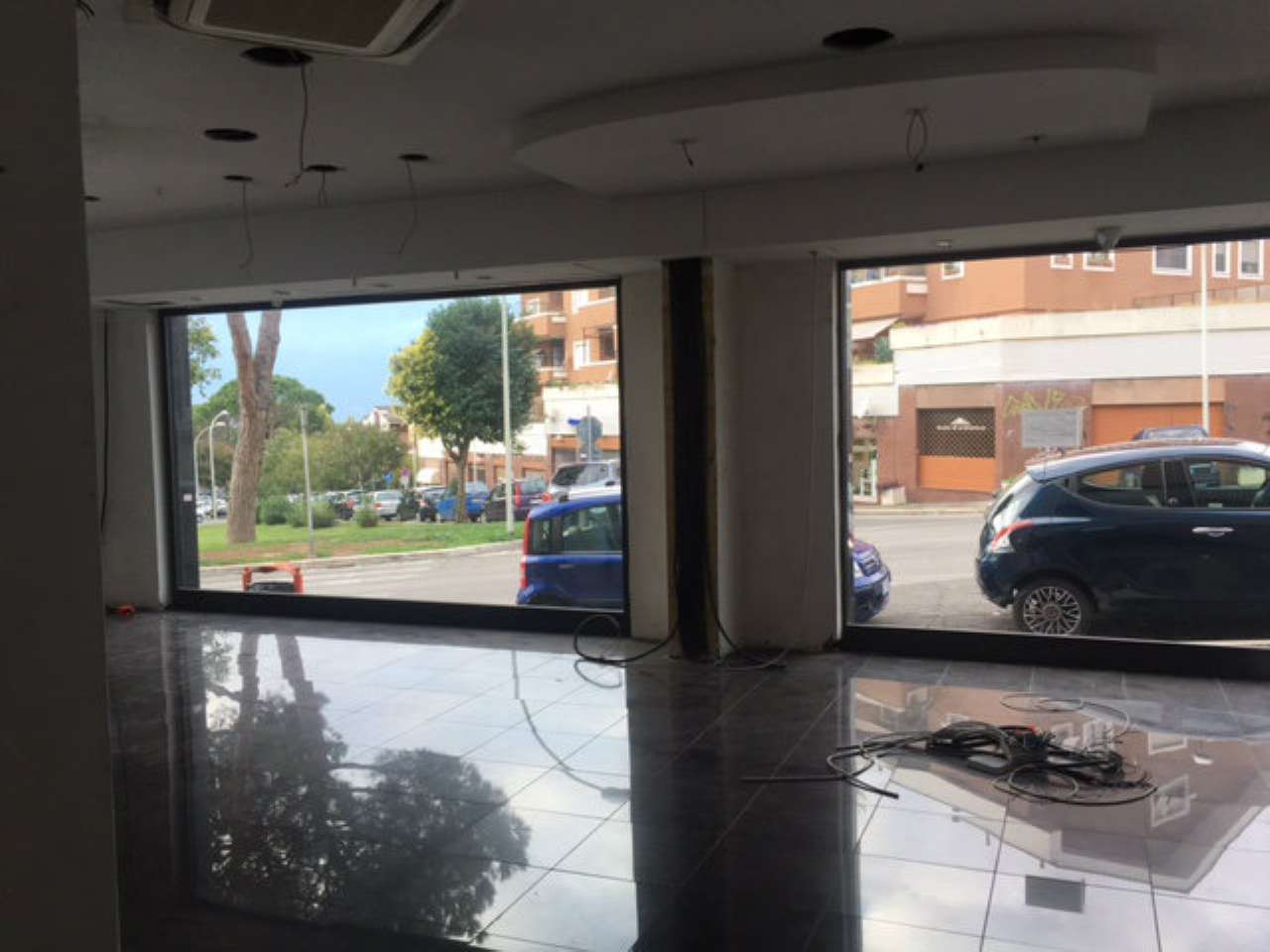 Negozio - Loc.Com. ROMA affitto  AXA Sofocle FUTURA CASE IMMOBILIARE