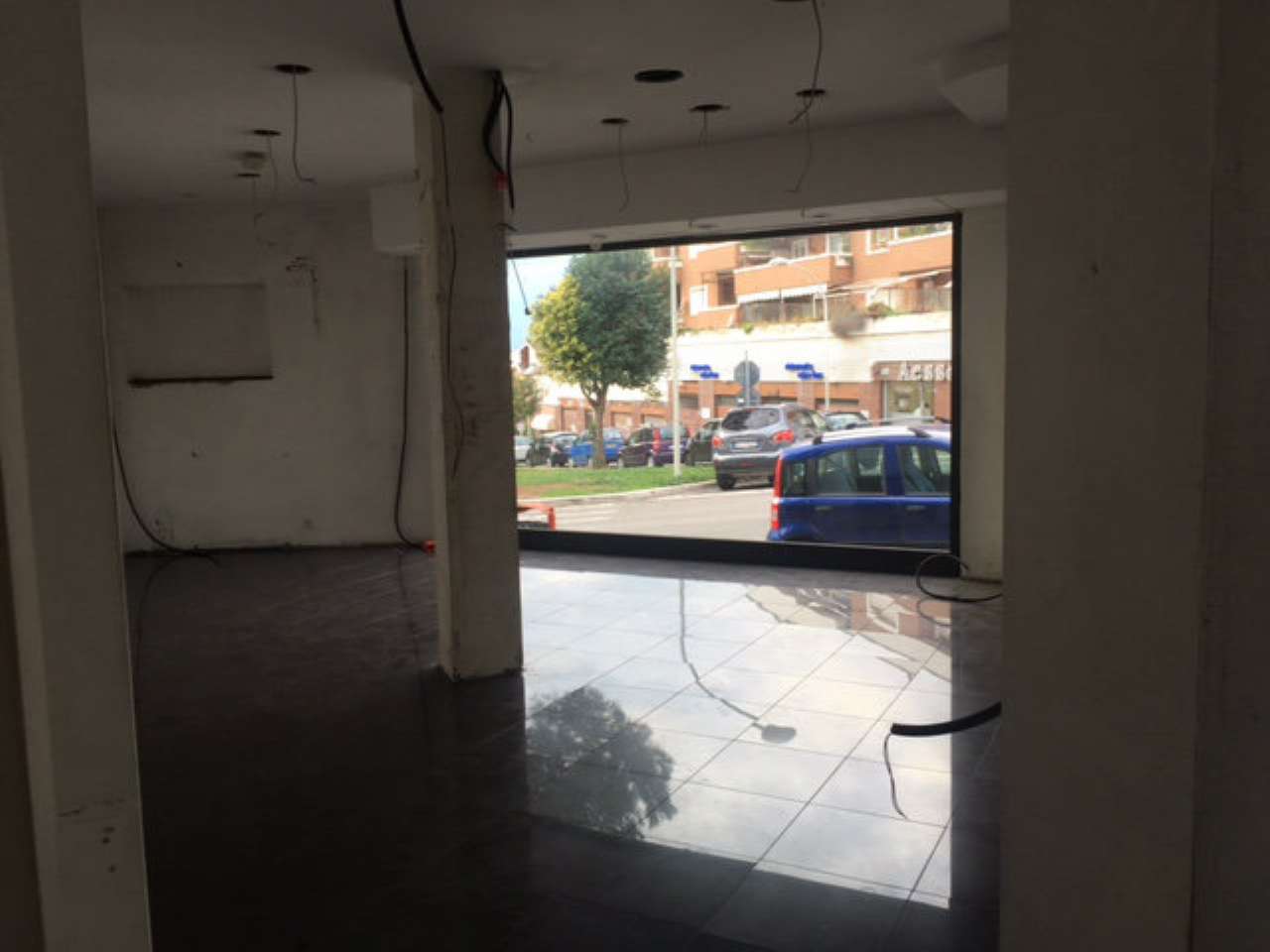 Negozio - Loc.Com. ROMA affitto  AXA Sofocle FUTURA CASE IMMOBILIARE