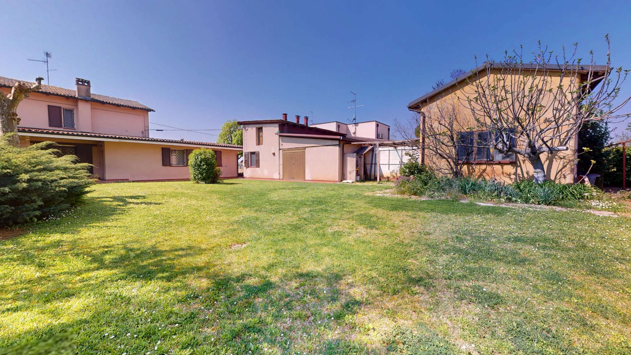 Sant’Agata Bolognese. Complesso immobiliare indipendente con villa,dependance e spazi accessori