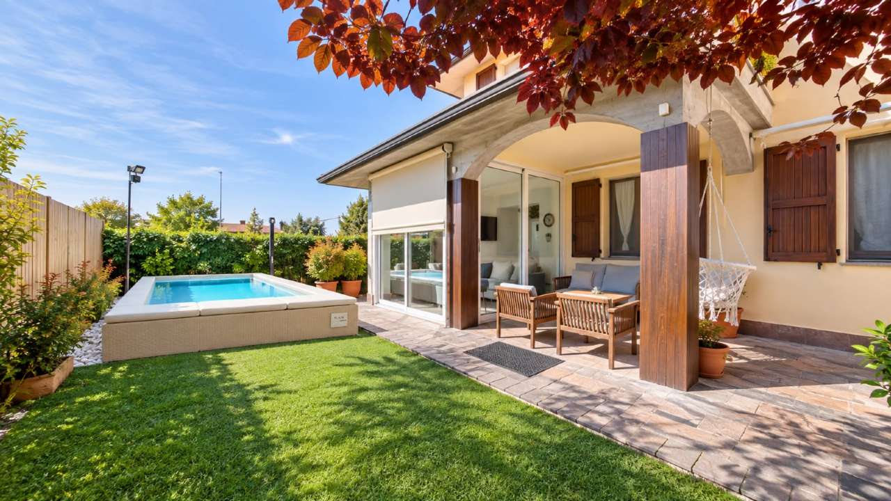 MEDICINA – ELEGANTE ABITAZIONE CON AMPIO GIARDINO PRIVATO, PISCINA E DOTAZIONI TECNOLOGICHE DI ALTO