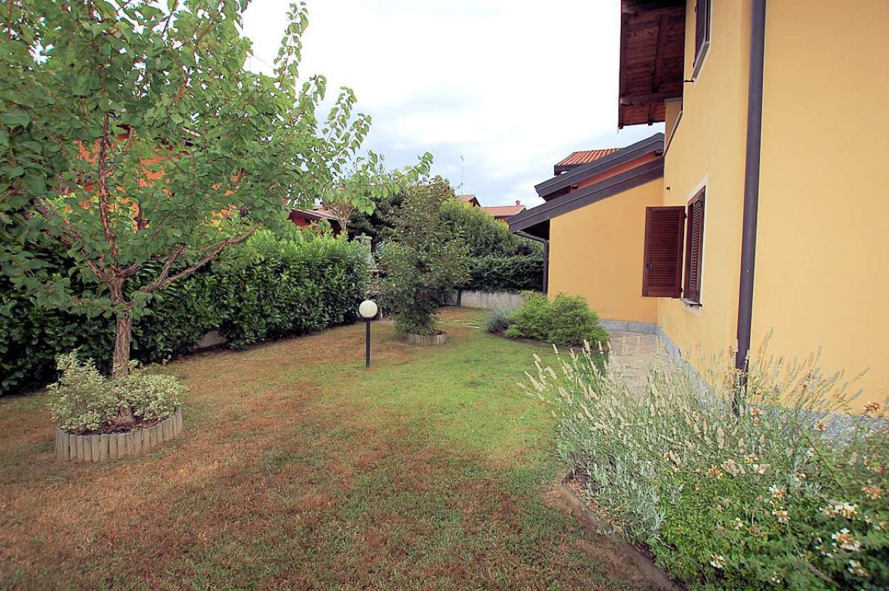 Villa Affiancata - Schiera ARONA vendita   Cavour Agenzia Immobiliare De Agostini