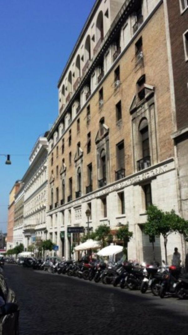 Negozio - Loc.Com. ROMA affitto  Centro storico Via Barberini Studio Russo Srl