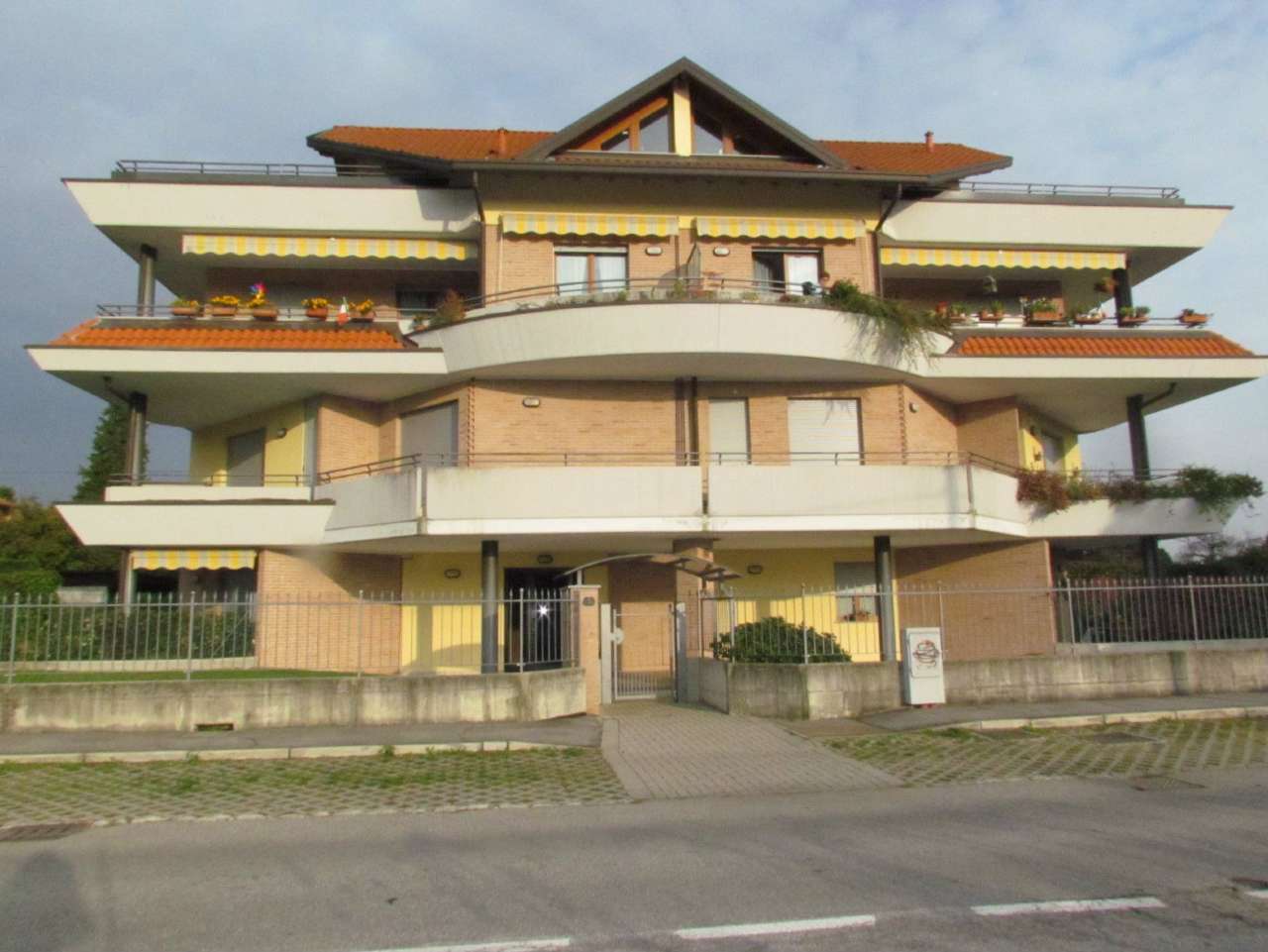  cairate vendita quart:  studio d'affari immobiliari peroni mario