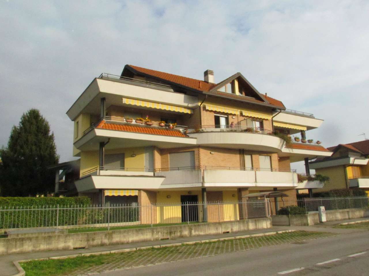 Mansarda - Sottotetto - Soffitta - Solaio CAIRATE vendita   Cesare Battisti Studio d'affari Immobiliari Peroni Mario