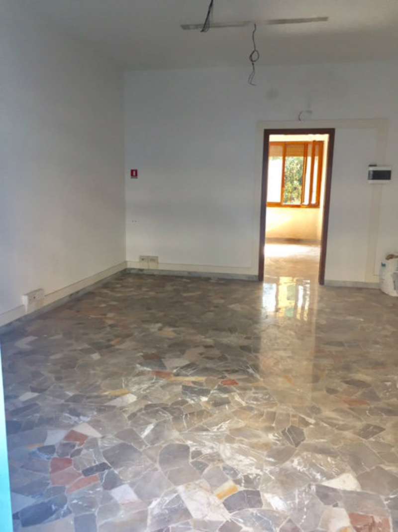 Negozio - Loc.Com. FIRENZE affitto  IL LIPPI Via Caduti di Cefalonia Idea Immobiliare sas