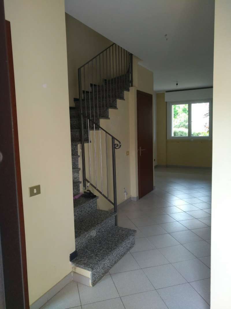 Villa Affiancata - Schiera AZZATE affitto   verdi novacapital srl