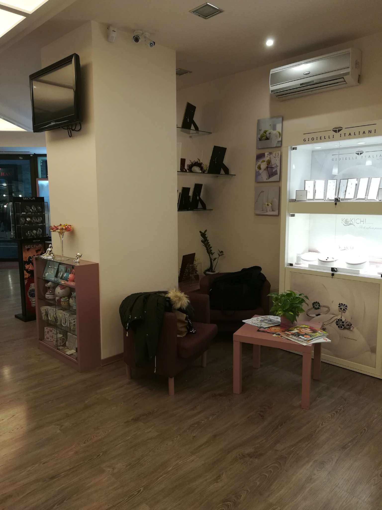 Negozio - Loc.Com. NAPOLI affitto  SAN LORENZO della Costituzione De Chiara Servizi Immobiliari SRL
