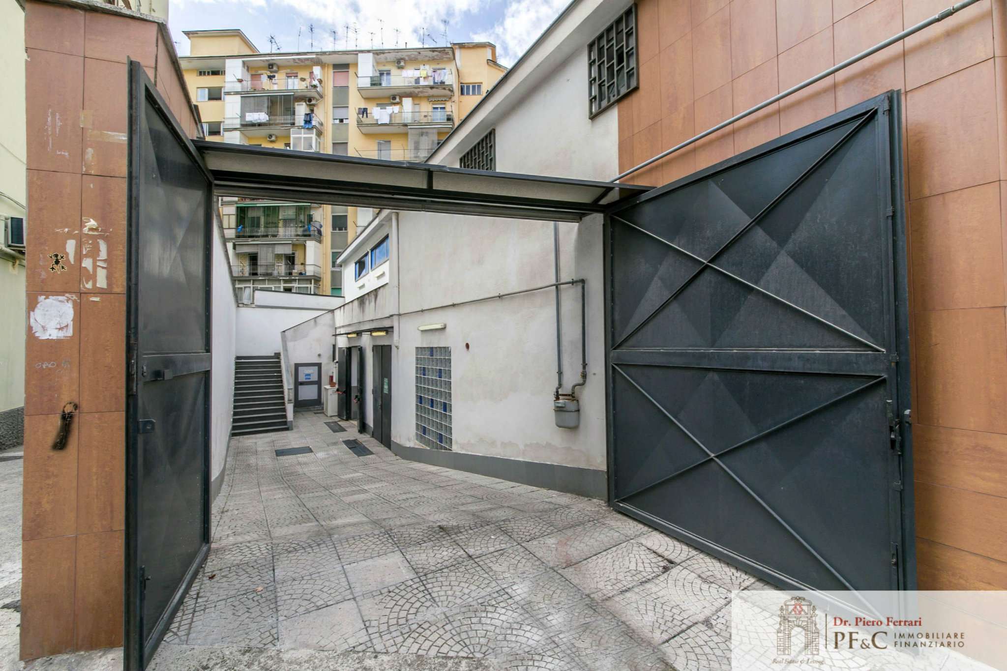 Negozio - Loc.Com. NAPOLI vendita  BAGNOLI via cincinnato PFC immobiliare