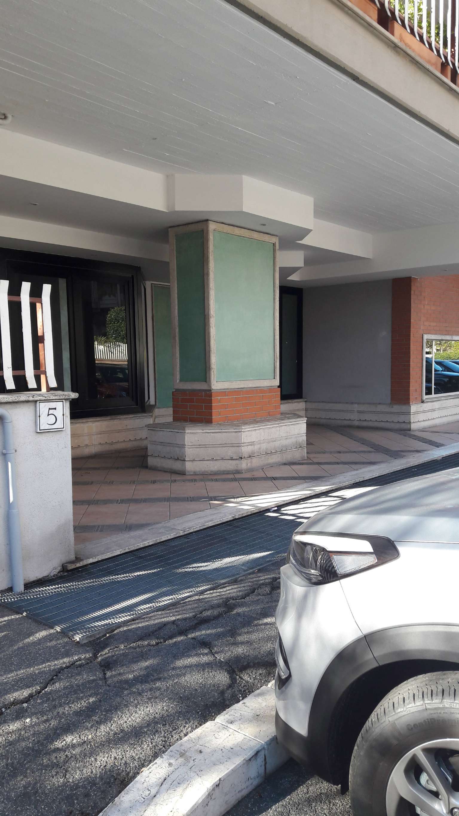 Negozio - Loc.Com. ROMA affitto  EUROPA  VIA STOCCOLMA Carmen IMMOBILIARE