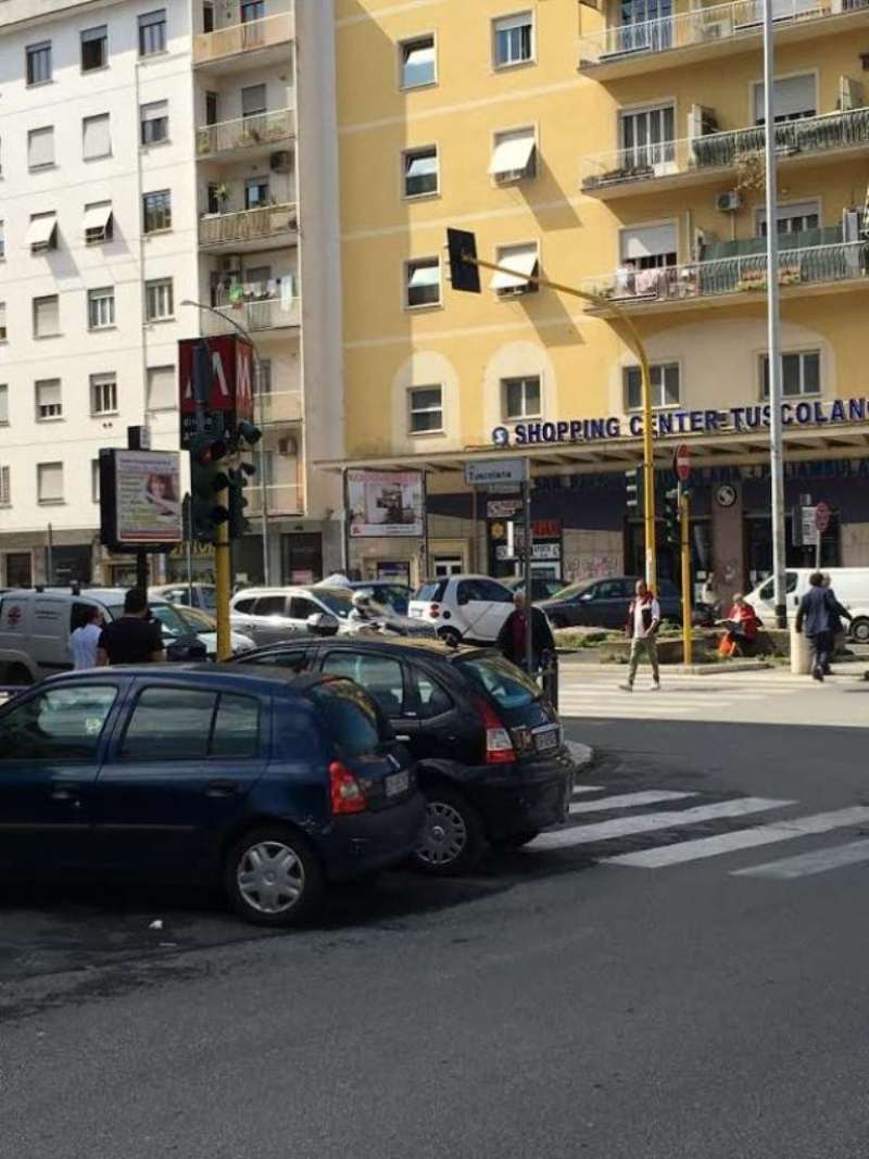 Negozio - Loc.Com. ROMA affitto   Via Scribonio Curione Roberto Tribuzzi