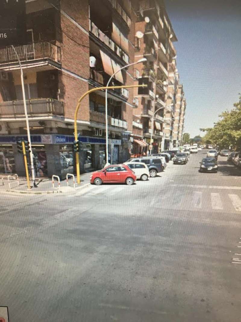 Negozio - Loc.Com. ROMA vendita   Via Scribonio Curione Roberto Tribuzzi